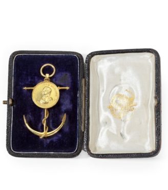 Commemorative brooch by Edmund Johnson Ltd of Dublin, in 18ct gold with its original fitted case