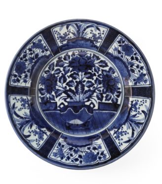 A Japanese Edo period export porcelain charger