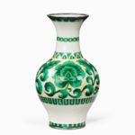 A striking cloisonné enamel vase with gold and green gin-bari decoration by Ota Hiroaki,
