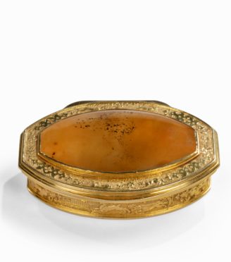 02951 - A gold and agate snuff box belonging to Anne, first Duchess of Buccleuch