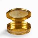 02951 - A gold and agate snuff box belonging to Anne, first Duchess of Buccleuch Open lid