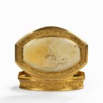 02951 - A gold and agate snuff box belonging to Anne, first Duchess of Buccleuch Open top