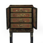 A delicate Regency Chinoiserie lacquer cabinet - Close up open